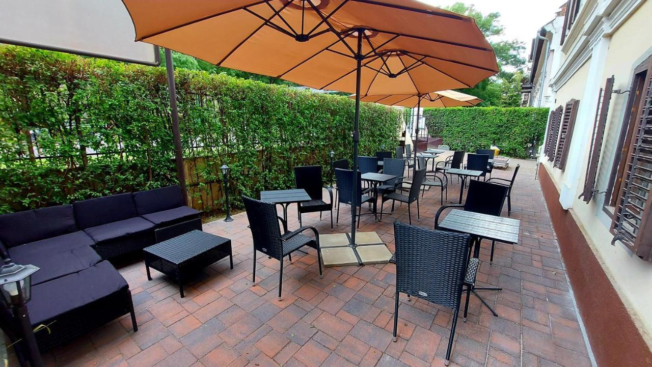 Vén Diófa De Lux Panzió Bed & Breakfast 4*