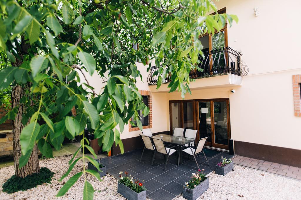 Vén Diófa De Lux Panzió Bed & Breakfast